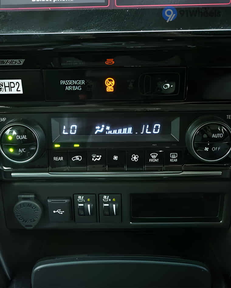 Dashboard & Front Cabin - 8