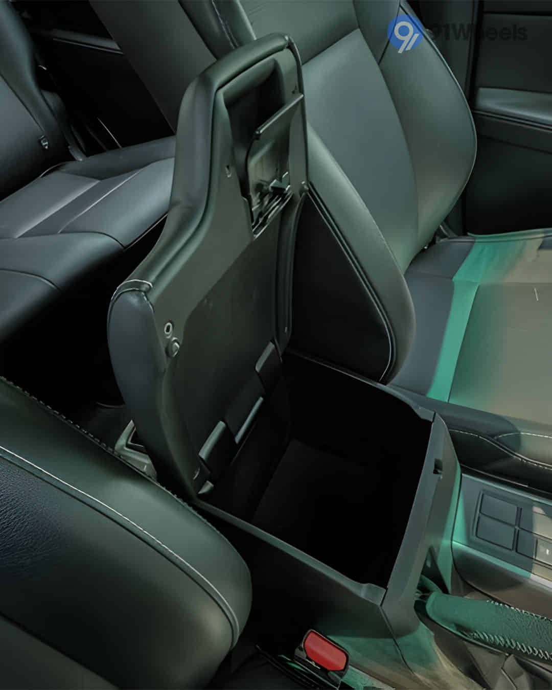 Front Centre Arm Rest Storage