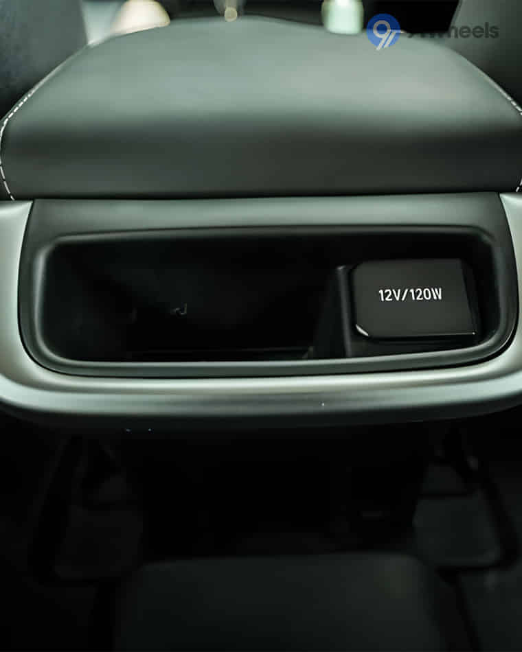 Dashboard & Front Cabin - 6