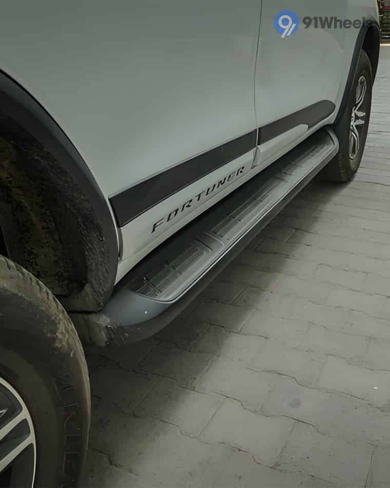 Dashboard & Front Cabin - 14