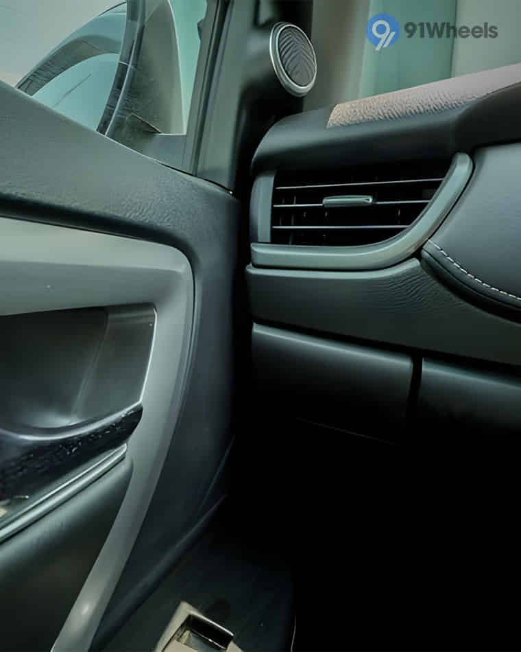 Dashboard & Front Cabin - 5