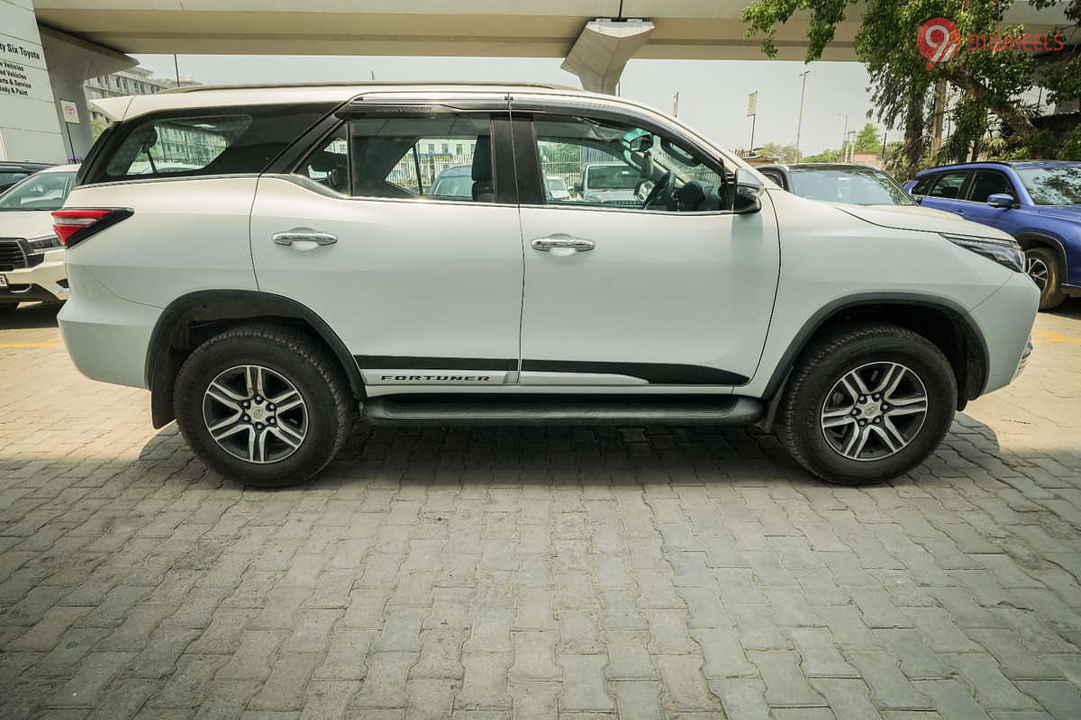 Toyota Fortuner Right Side View