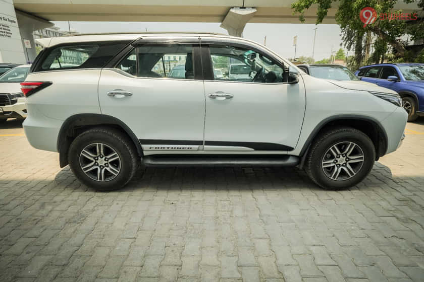 Toyota Fortuner Right Side View Toyota Fortuner Right Side View