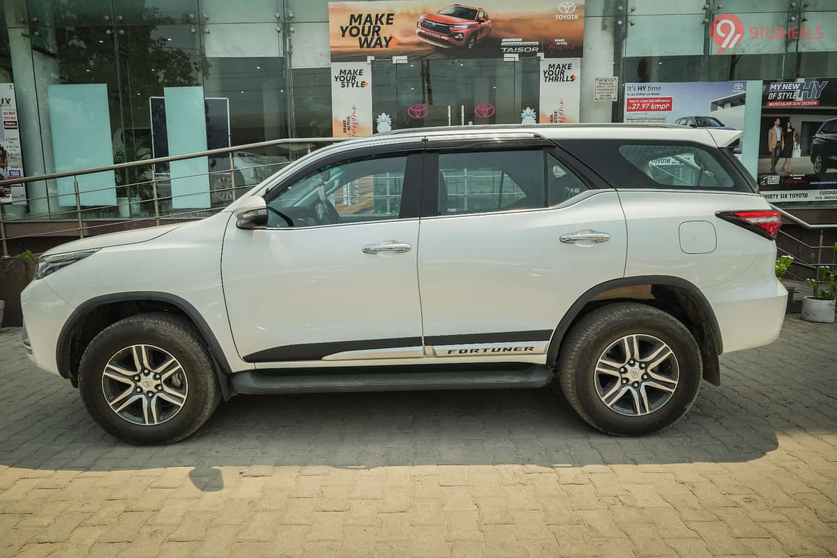 Toyota Fortuner Left Side View