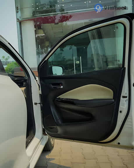 Glanza Driver Side Door Pad