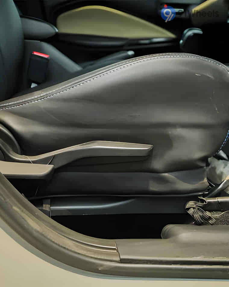 Seats & Cabin Comfort - 4 Seats & Cabin Comfort - 4