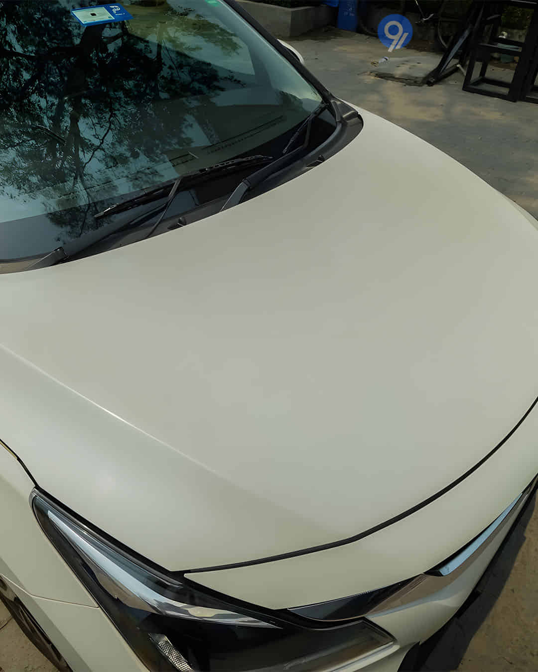 Closed Hood / Bonnet Closed Hood / Bonnet