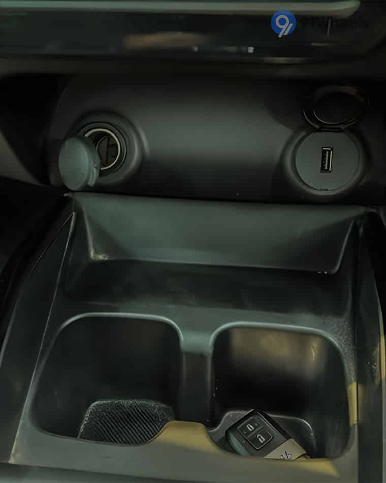 Dashboard & Front Cabin - 6 Dashboard & Front Cabin - 6