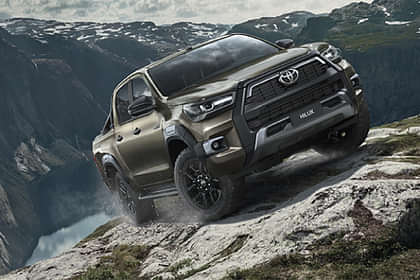 Toyota Hilux High MT Right Front Three Quarter