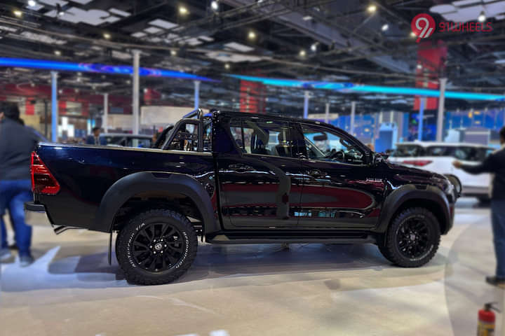 Toyota Hilux Right Side View