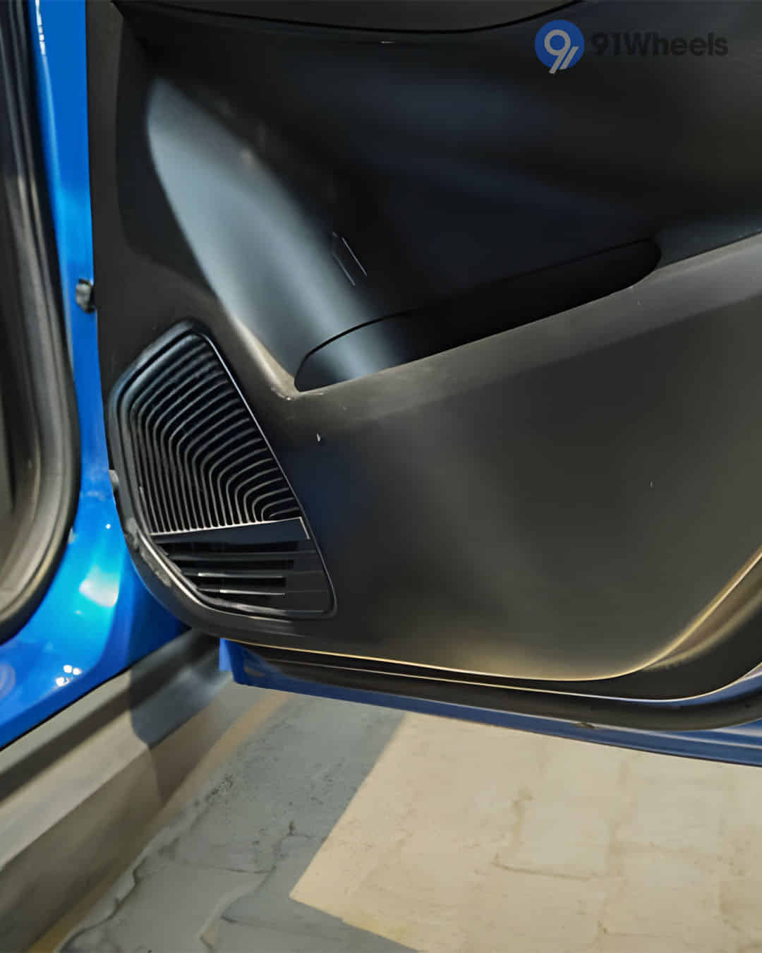 Rear Speakers Rear Speakers