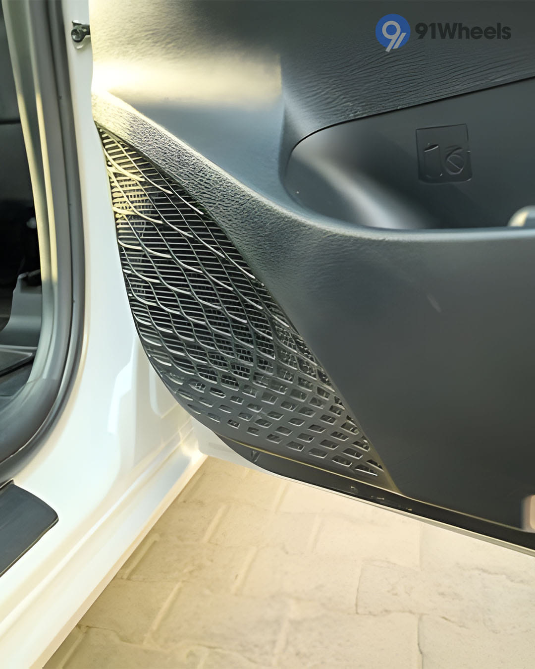 Infotainment & Charging - 2 Infotainment & Charging - 2