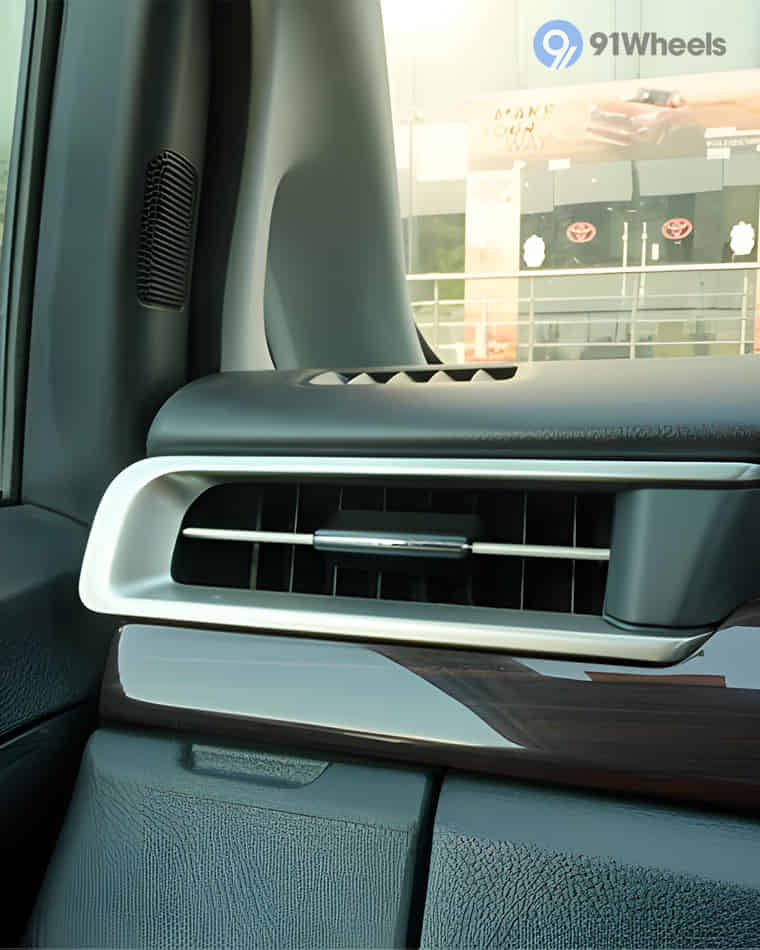 Dashboard & Front Cabin - 3