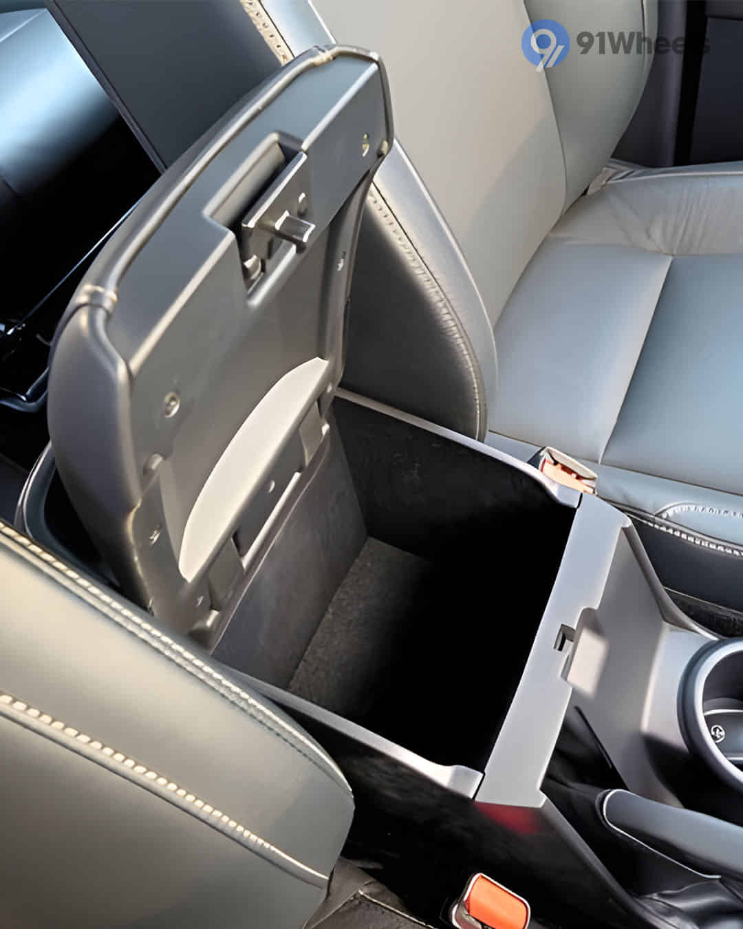 Front Centre Arm Rest Storage Front Centre Arm Rest Storage