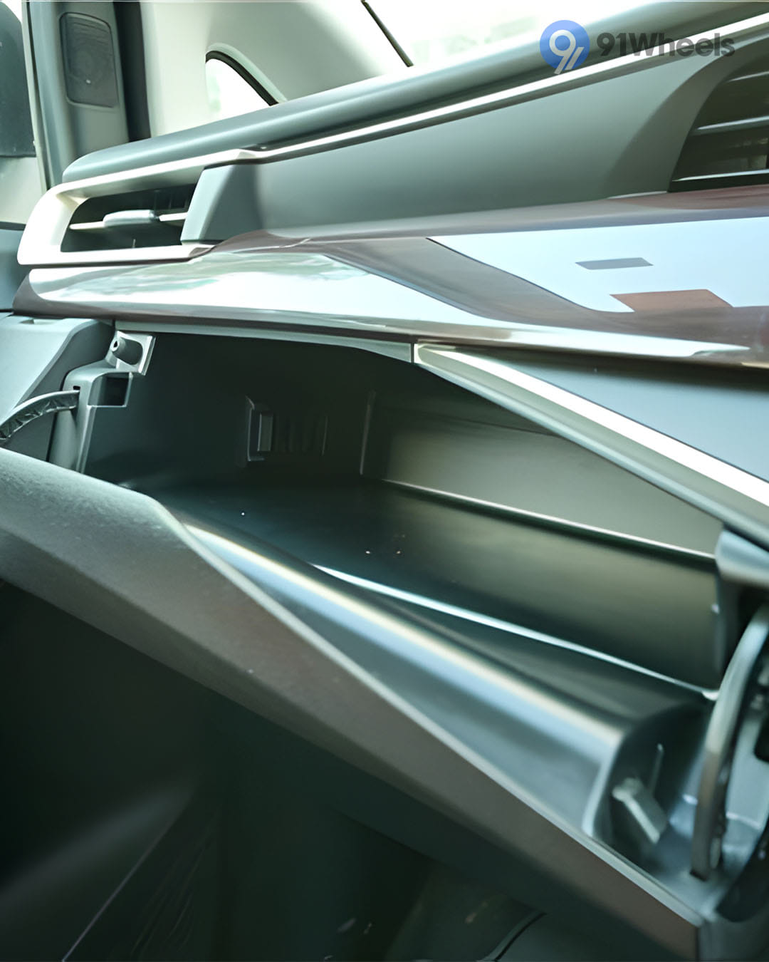 Dashboard & Front Cabin - 9 Dashboard & Front Cabin - 9