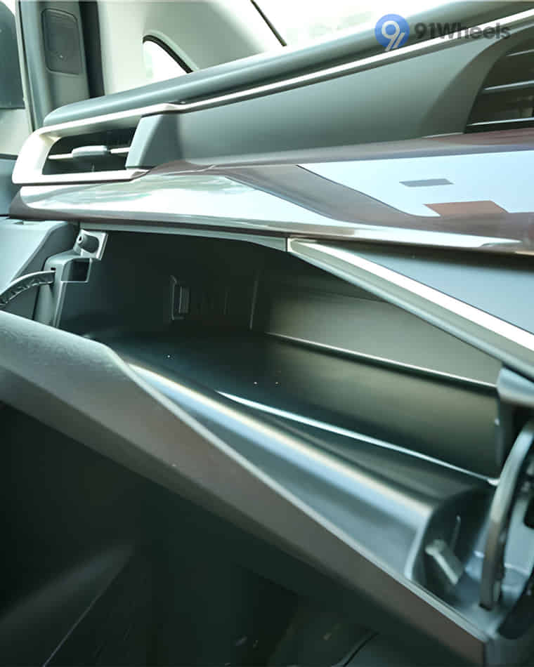 Dashboard & Front Cabin - 9