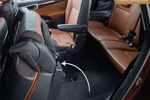 Toyota Innova Crysta G MT 7 Seater Diesel Front Seat Adjustment