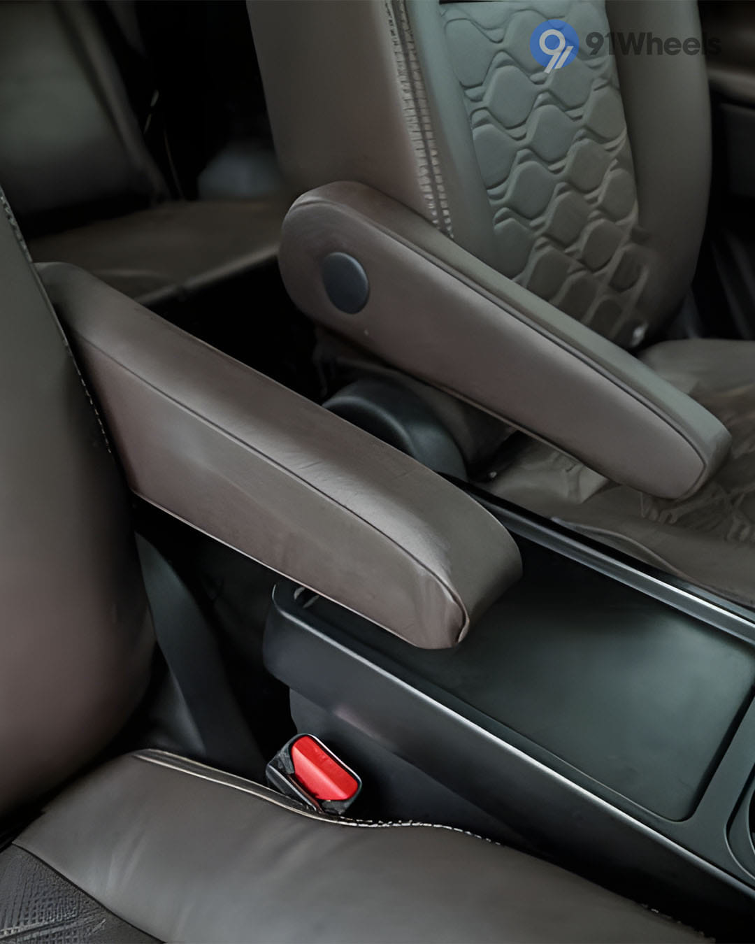 Dashboard & Front Cabin - 5