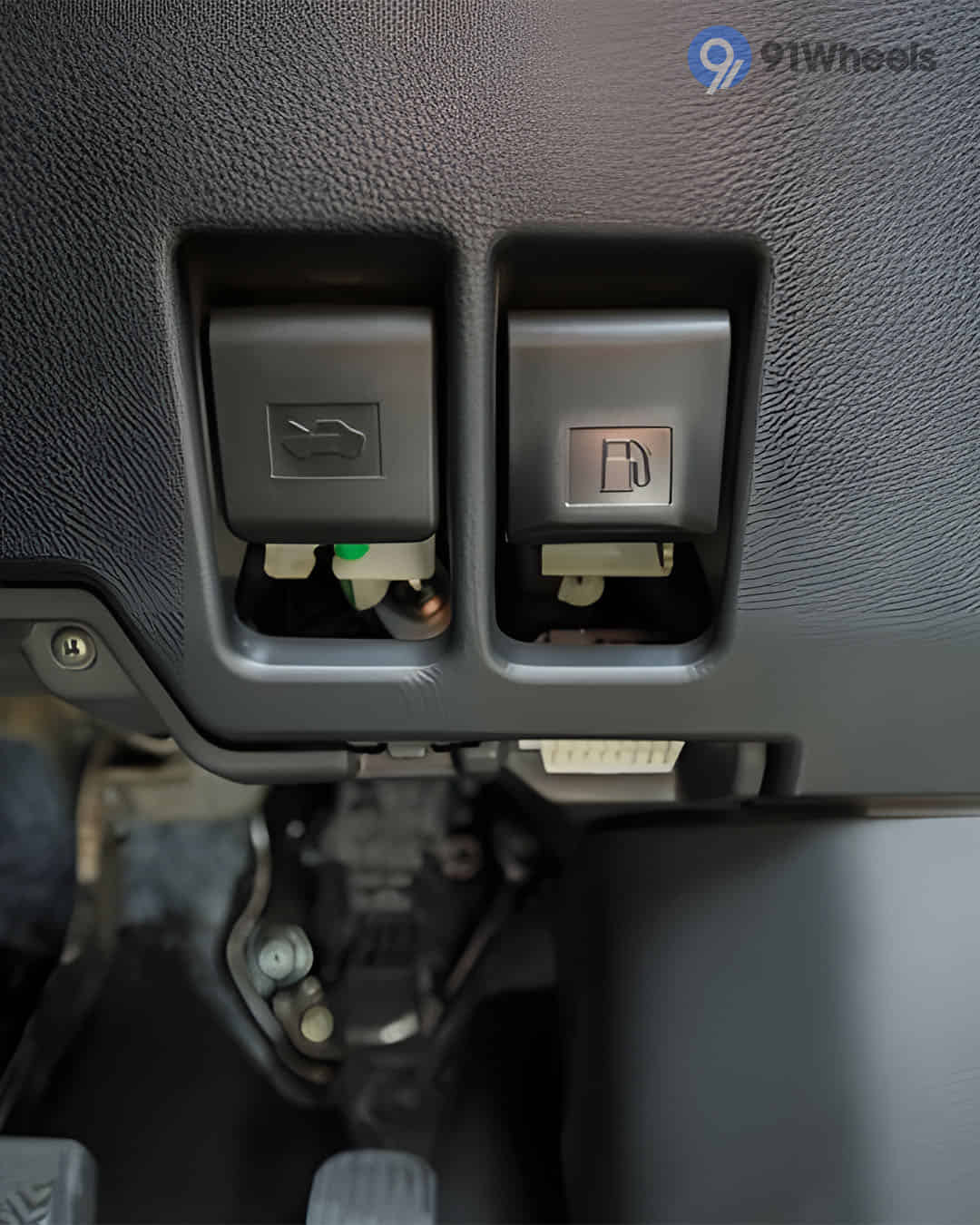 Boot Release Lever / Fuel Lid Release Lever