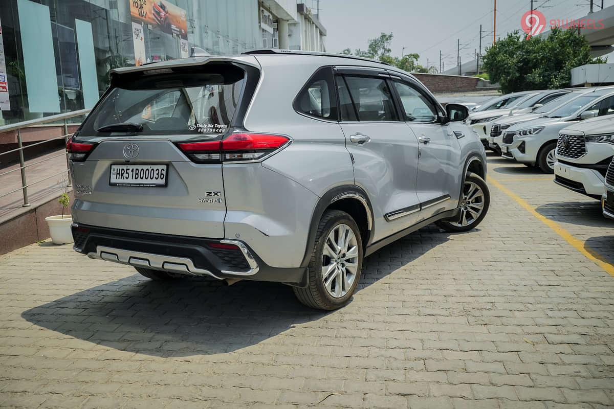 Toyota Innova Hycross Right Rear Three Quarter