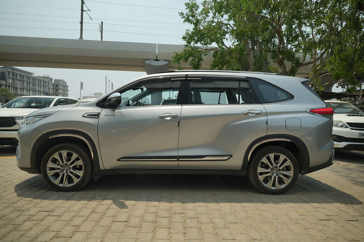 Toyota Innova Hycross Left Side View