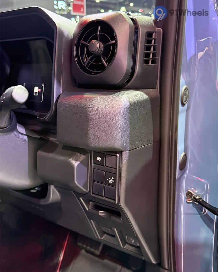 Dashboard & Front Cabin - 4