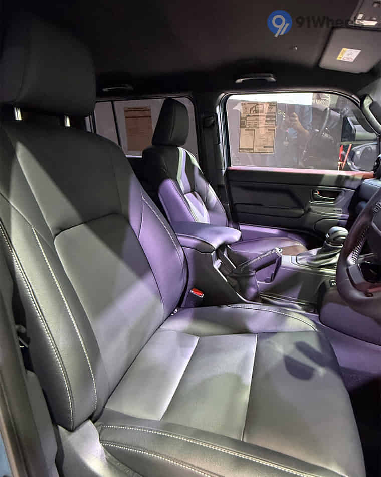 Dashboard & Front Cabin - 11