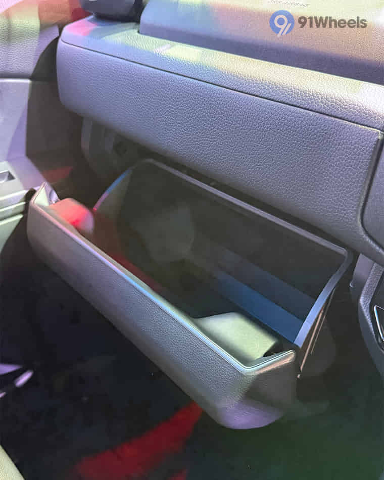 Dashboard & Front Cabin - 12