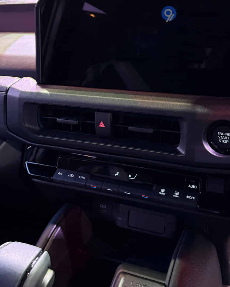 Dashboard & Front Cabin - 6