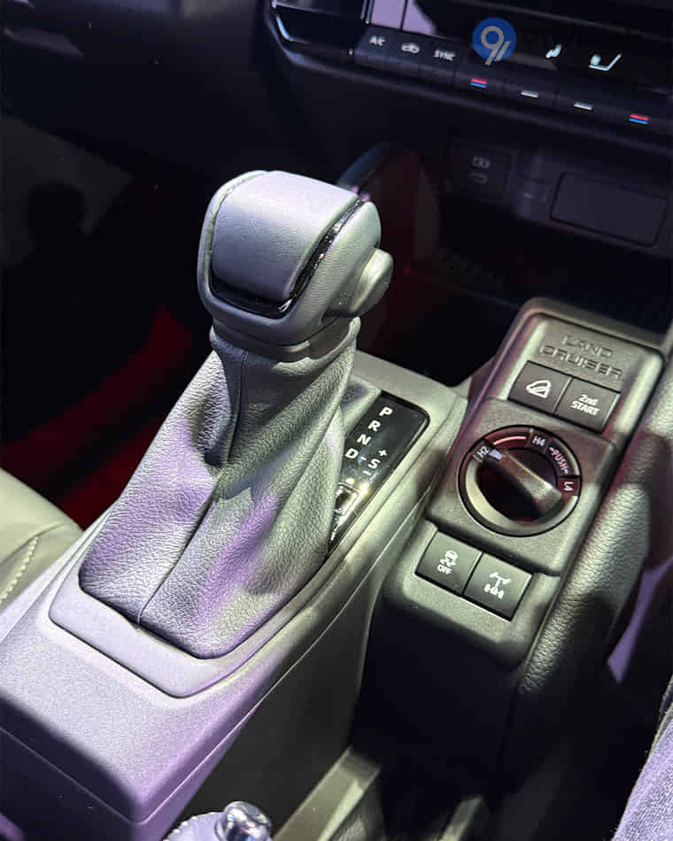 Dashboard & Front Cabin - 9