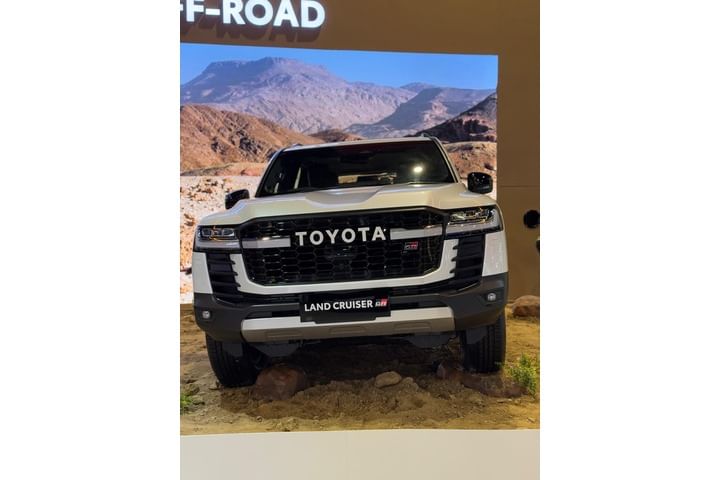 Toyota Land Cruiser 300 Grille