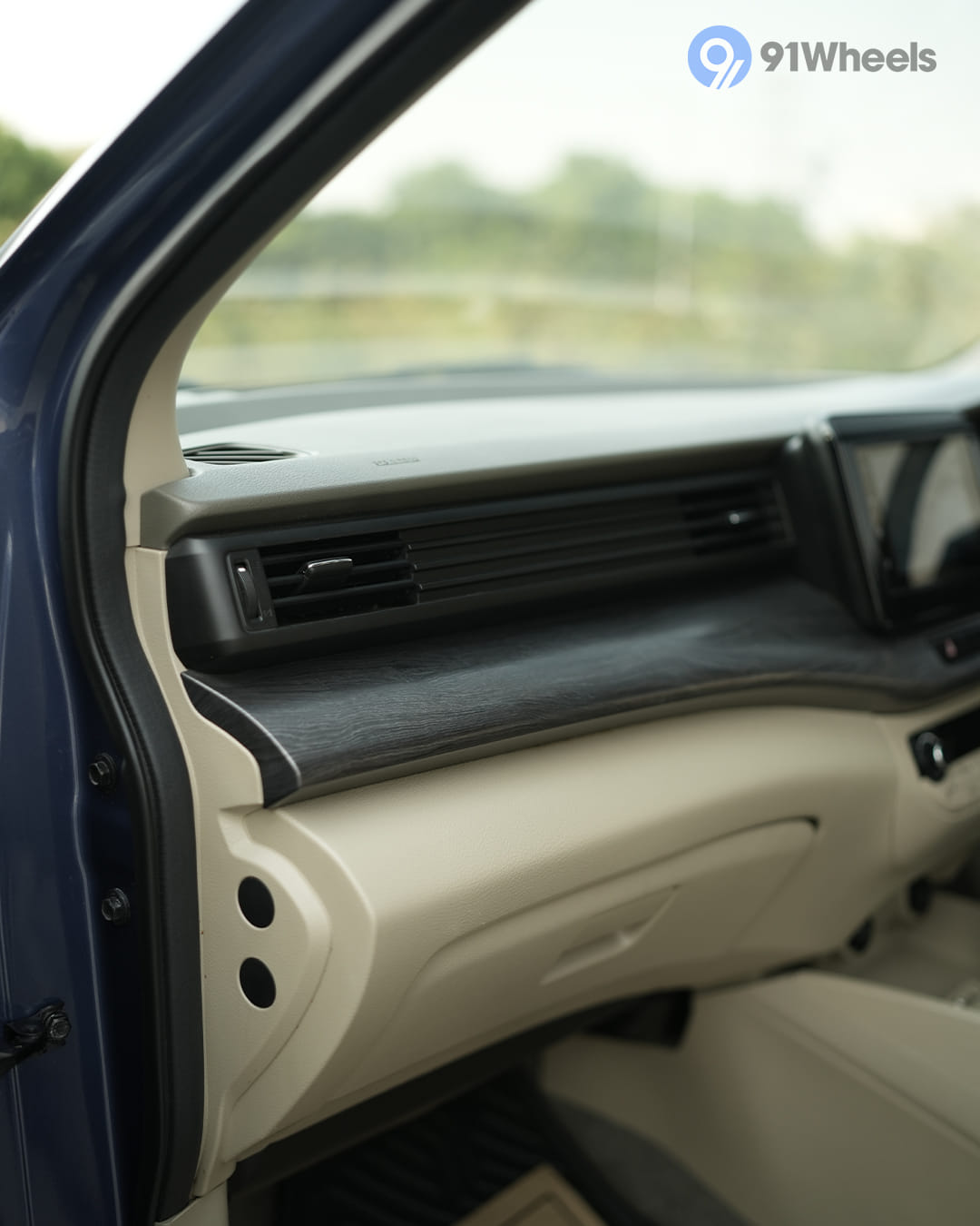 Dashboard & Front Cabin - 16