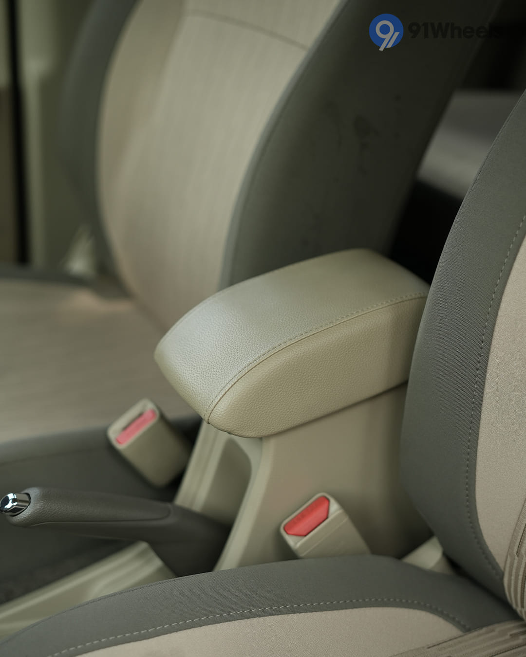 Dashboard & Front Cabin - 9