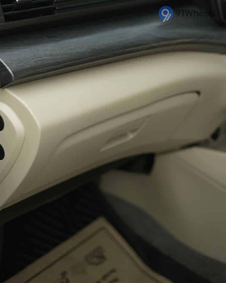 Dashboard & Front Cabin - 15 Dashboard & Front Cabin - 15