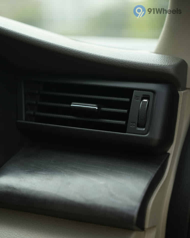 Dashboard & Front Cabin - 4 Dashboard & Front Cabin - 4