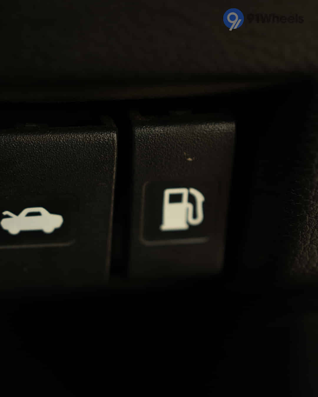 Boot Release Lever / Fuel Lid Release Lever