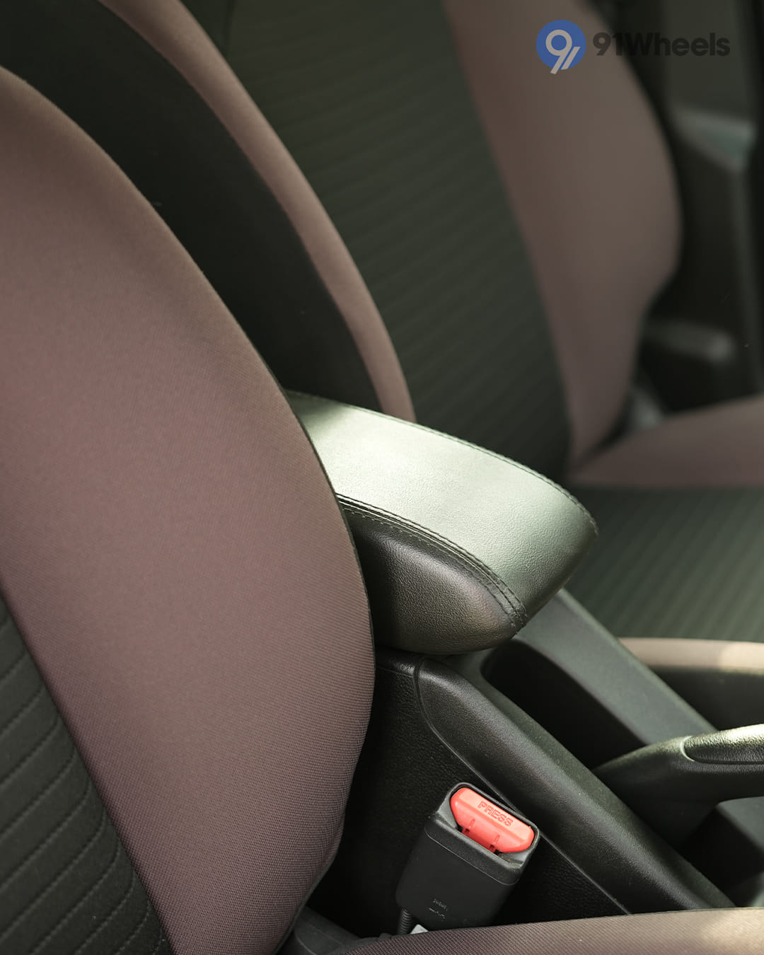 Dashboard & Front Cabin - 7