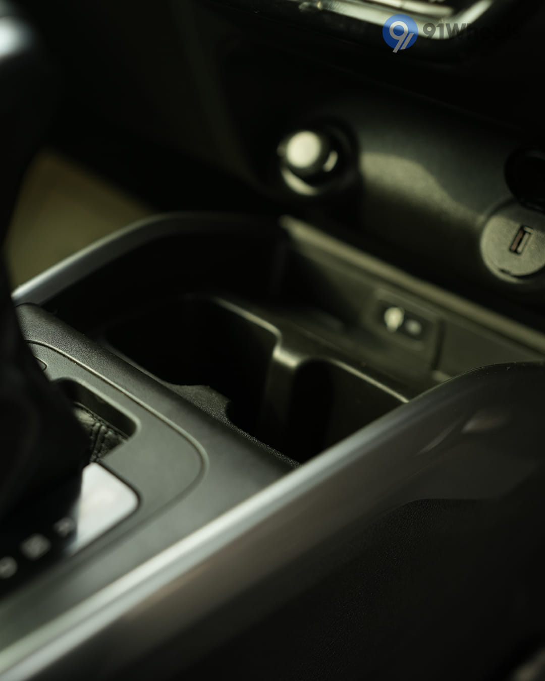 Dashboard & Front Cabin - 9