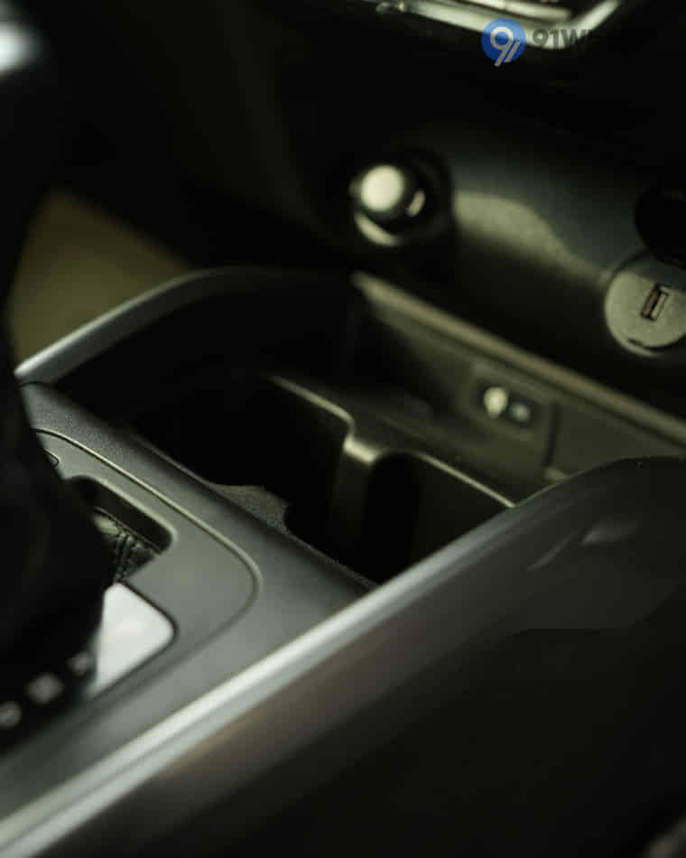 Dashboard & Front Cabin - 9
