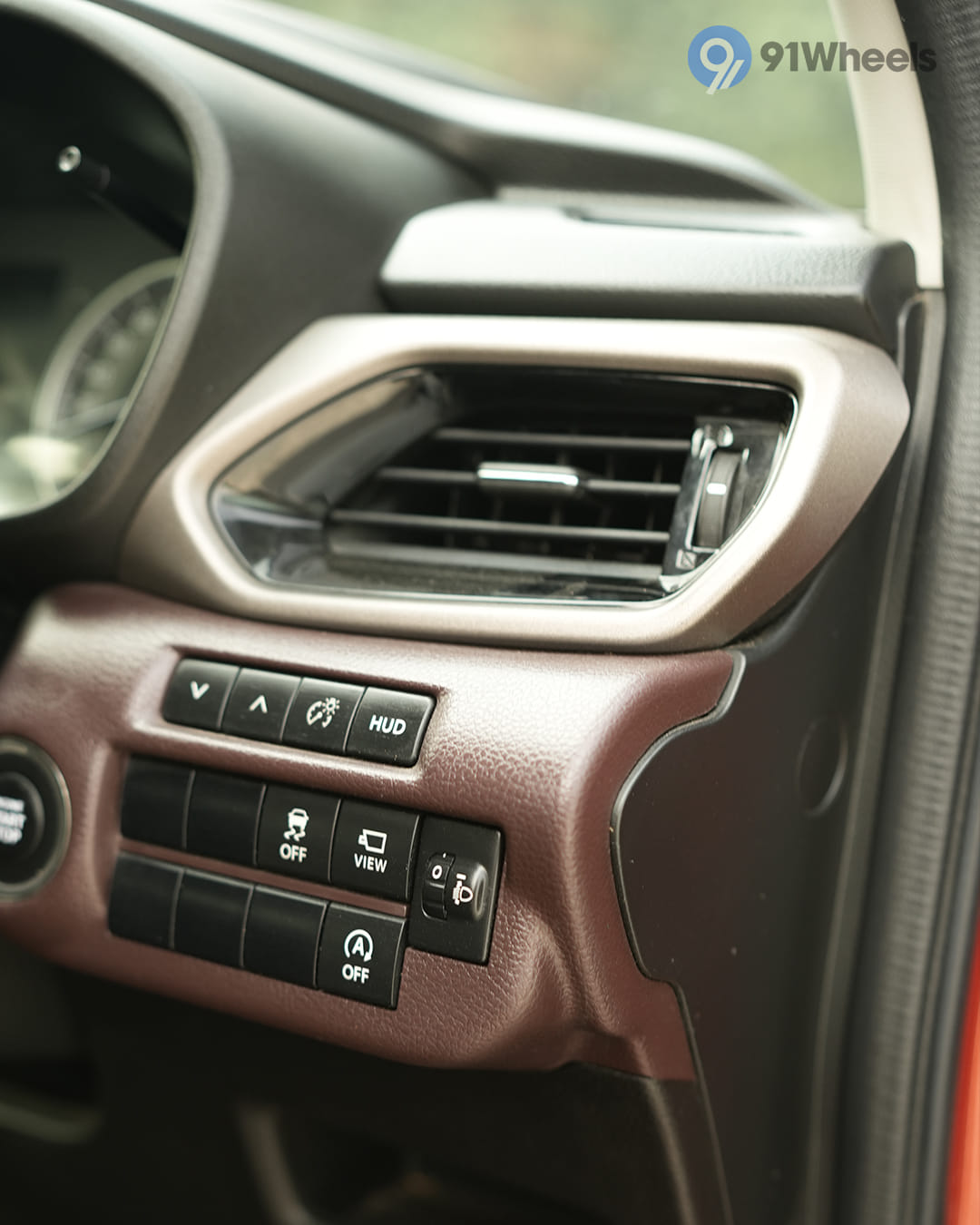 Dashboard & Front Cabin - 4