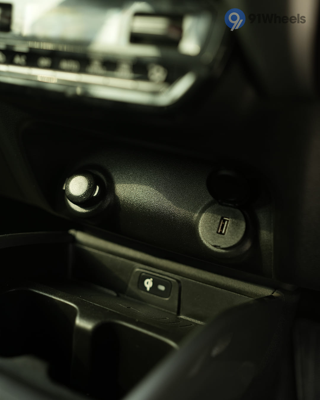 Dashboard & Front Cabin - 6