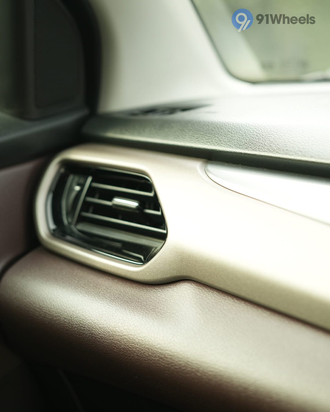 Dashboard & Front Cabin - 5