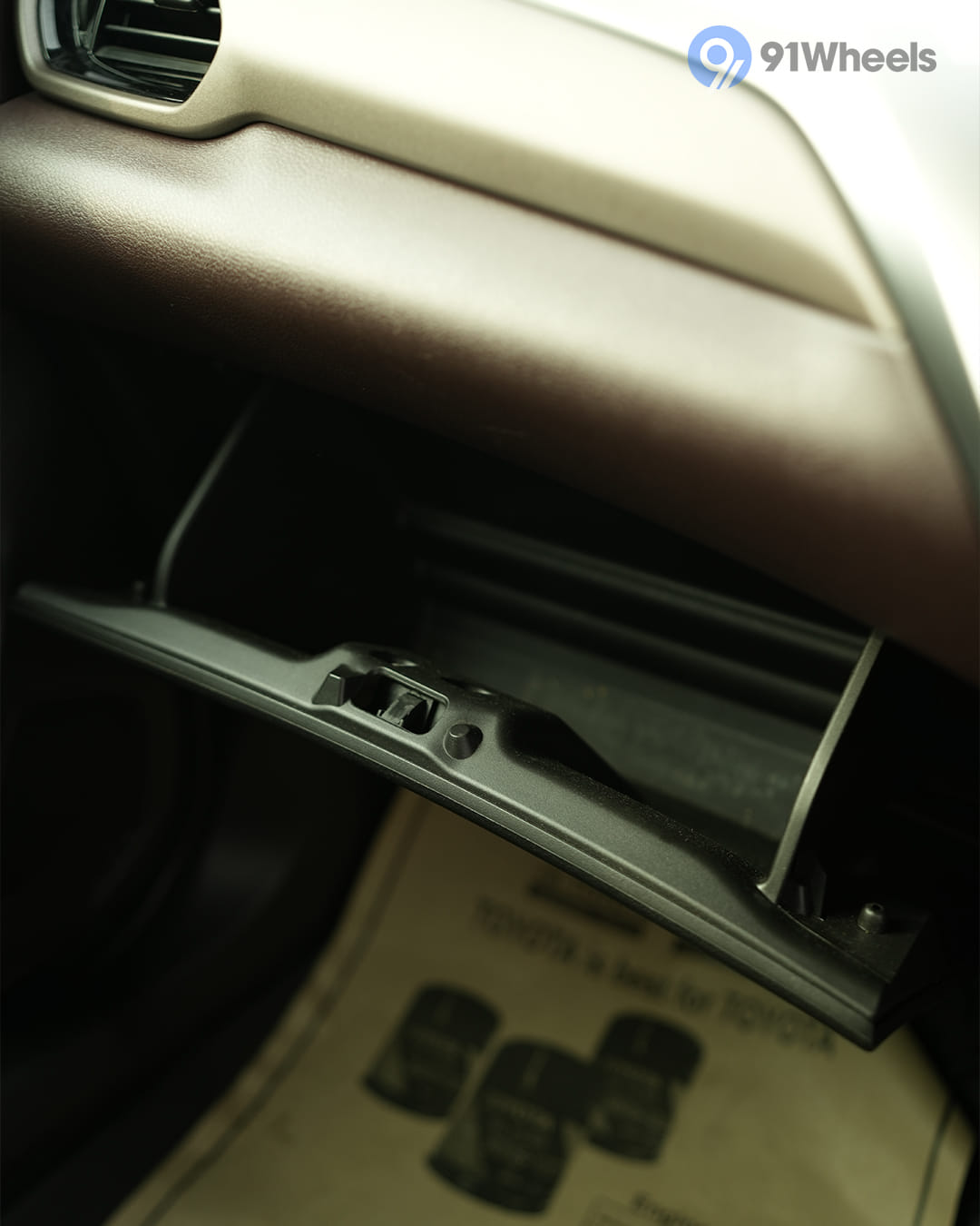 Dashboard & Front Cabin - 14