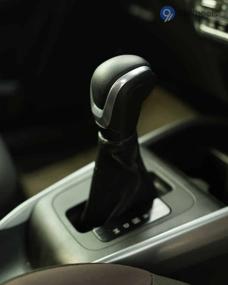 Dashboard & Front Cabin - 10