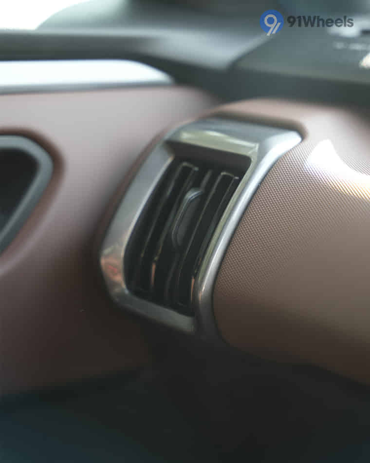 Dashboard & Front Cabin - 7 Dashboard & Front Cabin - 7