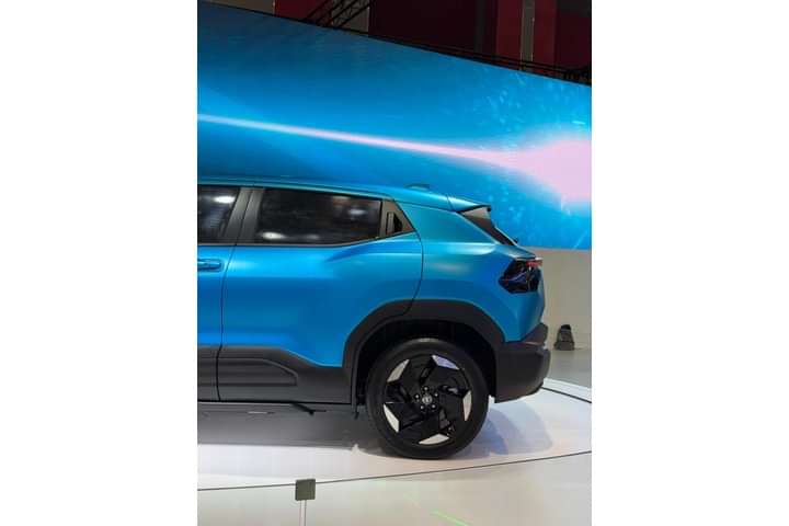 Toyota Urban Cruiser EV Rear Quarter Glass