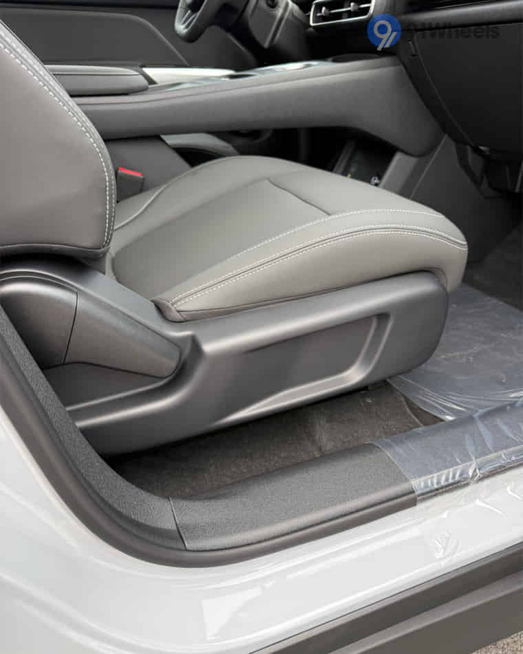 Seats & Cabin Comfort - 6 Seats & Cabin Comfort - 6