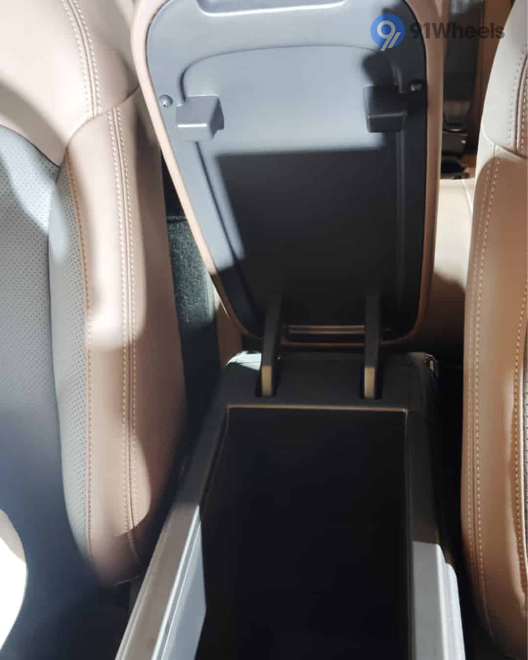 Front Centre Arm Rest Storage