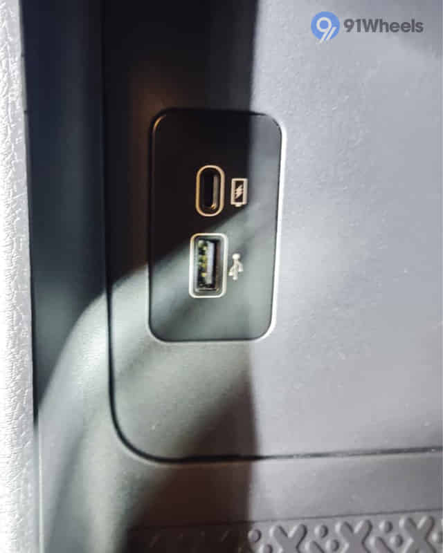VF MPV 7 USB Port