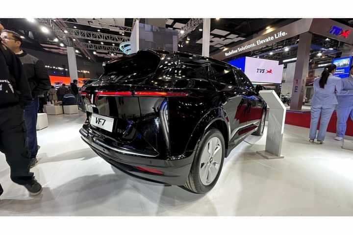 VinFast VF7 Right Rear Three Quarter